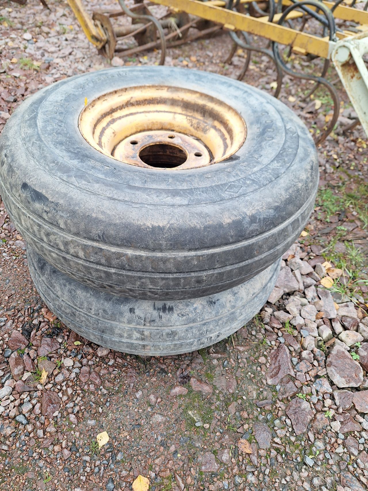 Renkaat 8.50-12 vanteilla